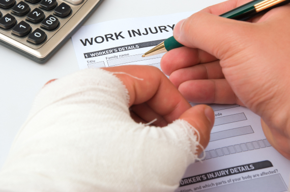 ¿Puede mi empleador despedirme por solicitar una indemnización por accidente laboral?